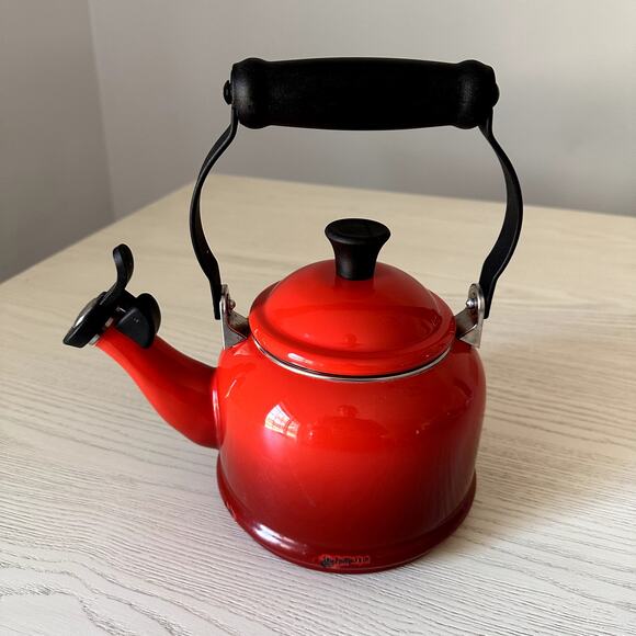 Le Creuset Whistling Tea Kettle 1.25 Quarts 1.1L Teapot Red Enamel - Picture 2 of 9
